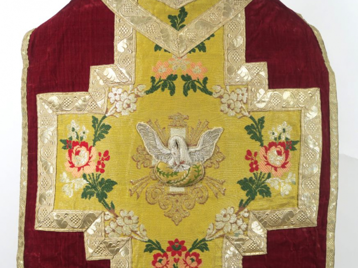 Lot comprenant une chasuble et son manipule XIXème. Fond velours de so