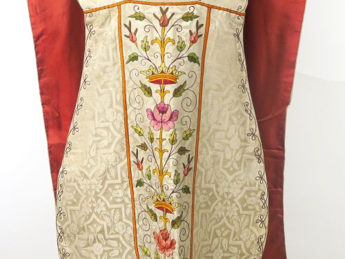 Chasuble fin XIXème - début Xxème.  Fond satin damas crème, à décor né