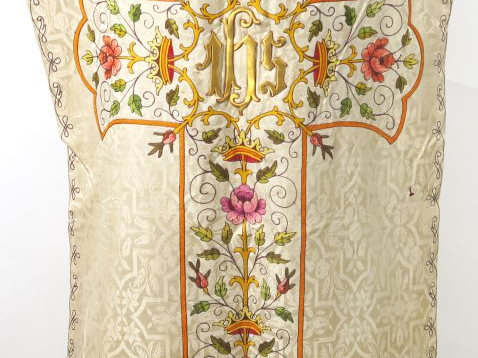 Chasuble fin XIXème - début Xxème.  Fond satin damas crème, à décor né