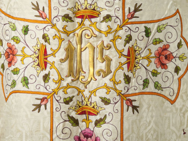 Chasuble fin XIXème - début Xxème.  Fond satin damas crème, à décor né