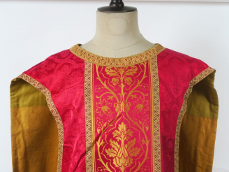 Vente aux enchères Chasuble fin XIXème - début Xxème, fond satin damas rouge, à décor néo