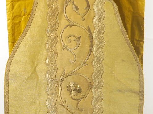 Lot comprenant une chasuble et son voile de calice fin XIXème - début 