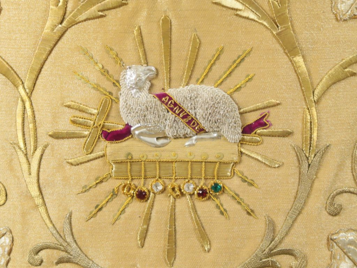 Lot comprenant une chasuble et son voile de calice fin XIXème - début 