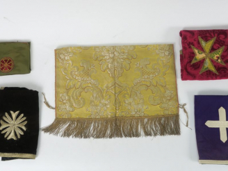 Vente aux enchères Lot comprenant :  - un conopée XVIIIème en étoffe, fond d’or broché ar