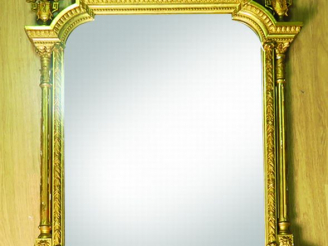 Vente aux enchères Miroir Napoléon III de style Louis XVI en bois et stuc doré, fronton a