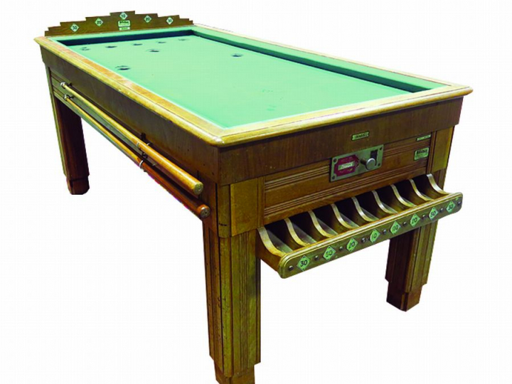 Billard russe et ses accessoires.  (feutrine légèrement dégradée)