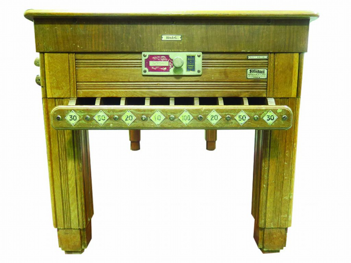 Billard russe et ses accessoires.  (feutrine légèrement dégradée)