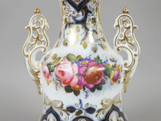 Vente aux enchères Vase à anses Restauration en porcelaine de Valentine ou de Bayeux, à d
