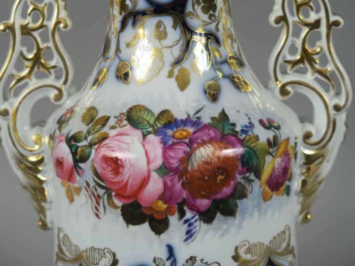 Vase à anses Restauration en porcelaine de Valentine ou de Bayeux, à d