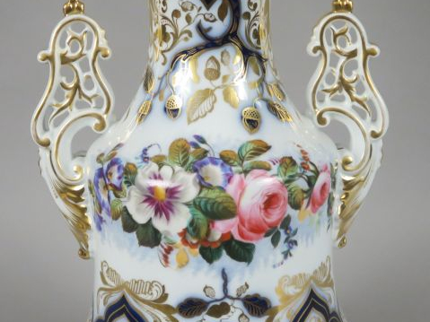 Vase à anses Restauration en porcelaine de Valentine ou de Bayeux, à d