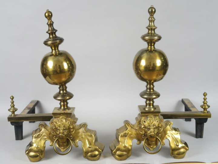 Paire de chenêts de style Louis XIV en bronze doré, à décor de mufles 