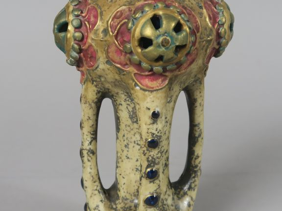 IMPERIAL AMPHORA.  Vase en céramique autrichienne, à décor ajouré de f