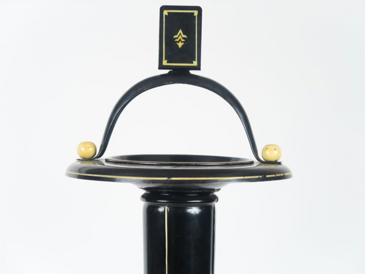 Cendrier sur pied années 40 en métal laqué noir et ivoire.  H. 82 cm