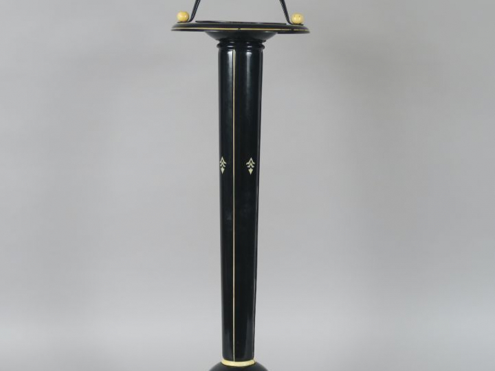 Cendrier sur pied années 40 en métal laqué noir et ivoire.  H. 82 cm
