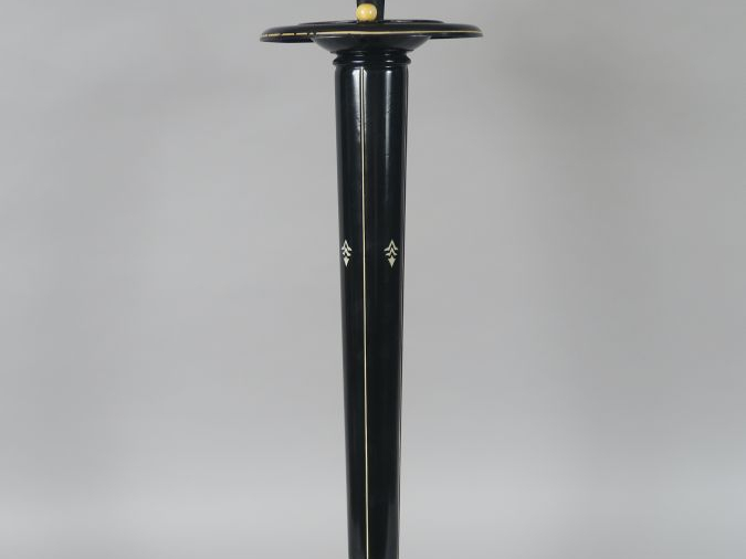 Cendrier sur pied années 40 en métal laqué noir et ivoire.  H. 82 cm