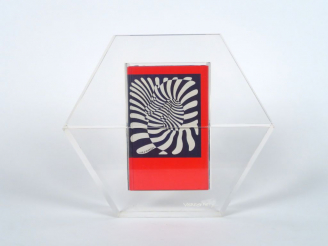 Vente aux enchères Victor VASARELY "Hexagone" Sculpture en plexiglas contenant quatre ouv