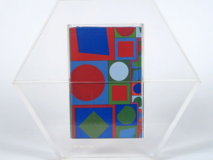 Victor VASARELY "Hexagone" Sculpture en plexiglas contenant quatre ouv