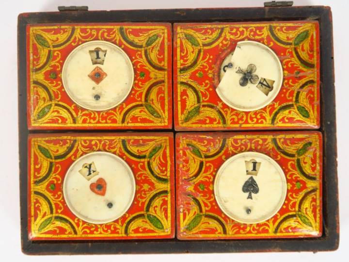 	Boite à jeux XVIIIème en bois polychrome, à décor doré sur fond rouge