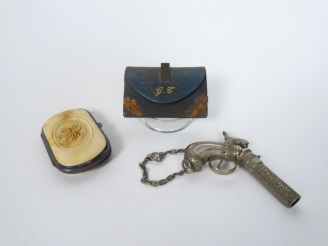 Vente aux enchères Flacon à odeurs en forme de pistolet, bourse en ivoire sculpté à décor