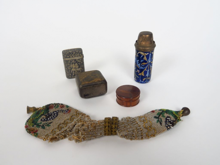 Flacon à odeurs en verre emaillé (sauts), une bourse en perles tressée
