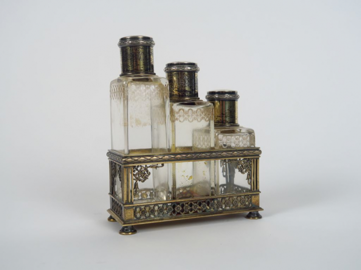 BOUCHERON. Cave à odeurs, trois flacons, en cristal et argent. Signée.