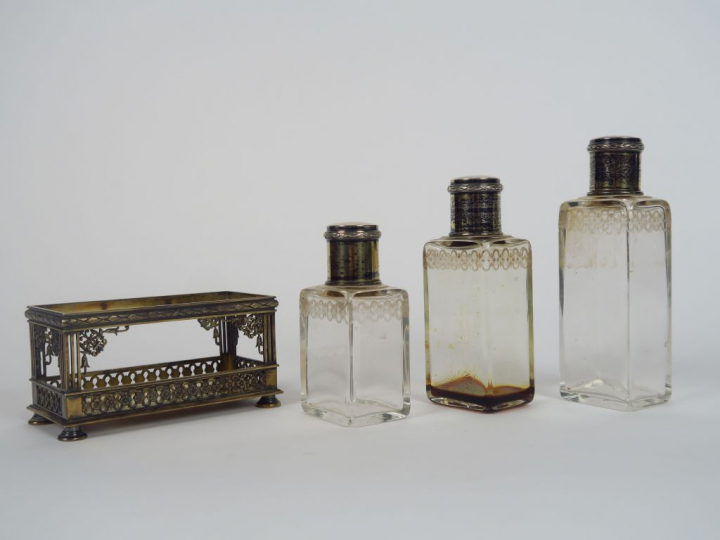 BOUCHERON. Cave à odeurs, trois flacons, en cristal et argent. Signée.