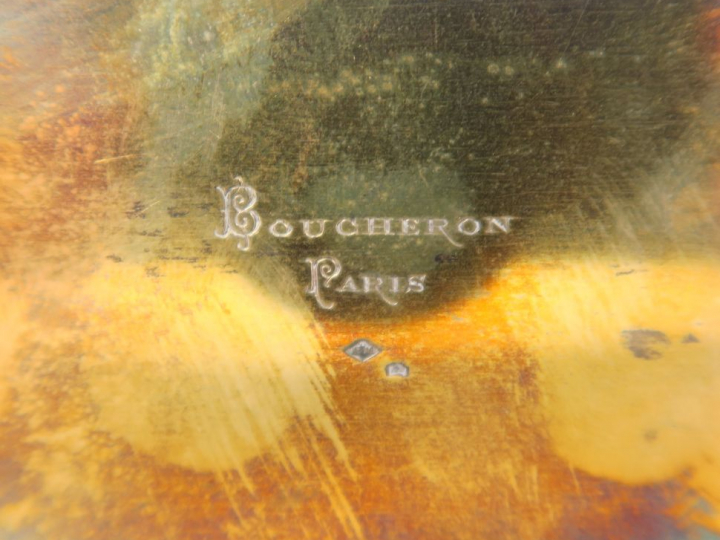 BOUCHERON. Cave à odeurs, trois flacons, en cristal et argent. Signée.