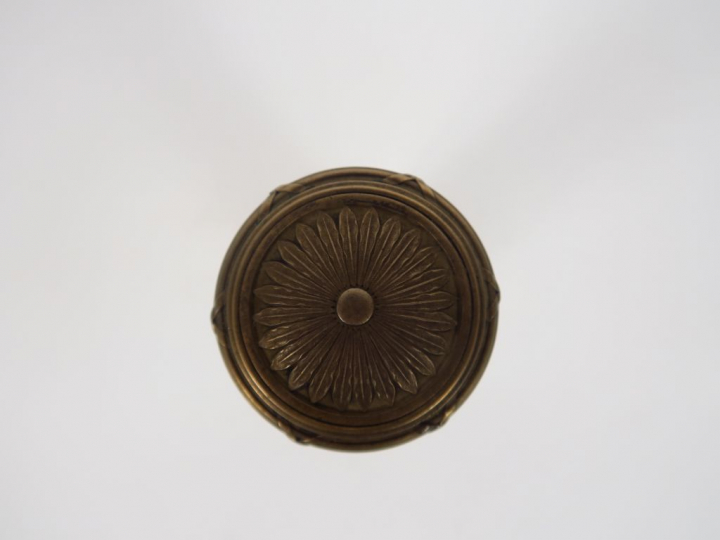 BOUCHERON. Flacon de style Louis XVI en cristal et argent. Signé.  H. 