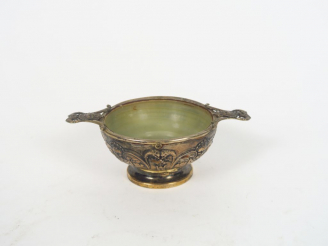 Vente aux enchères Coupelle de style Louis XIV en jade (?) et argent, à décor de masques 
