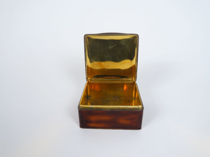 MAQUET. Boite Art Déco en laque et vermeil. Signée. Dim. 9,5 x 5 x 9 c