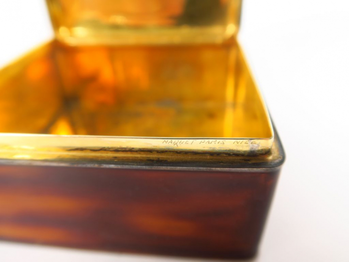 MAQUET. Boite Art Déco en laque et vermeil. Signée. Dim. 9,5 x 5 x 9 c
