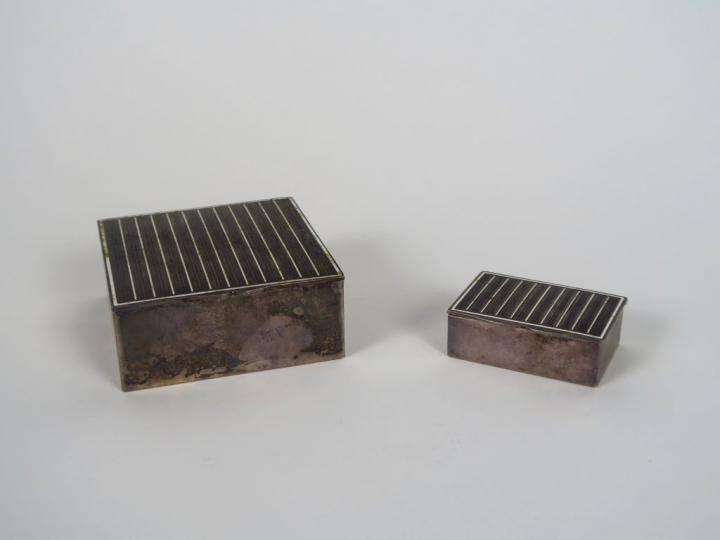 Deux boites Art Déco en argent et émail. Poids : 253 g.