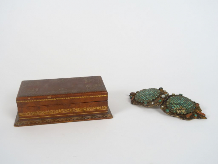 SORMANI. Coffret à timbres en cuir. Signé. Dim. 14 x 8 x 4 cm on y joi