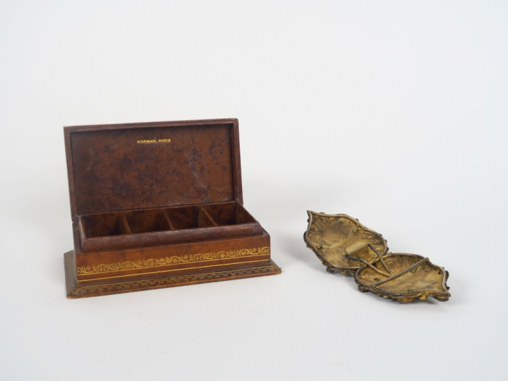 SORMANI. Coffret à timbres en cuir. Signé. Dim. 14 x 8 x 4 cm on y joi