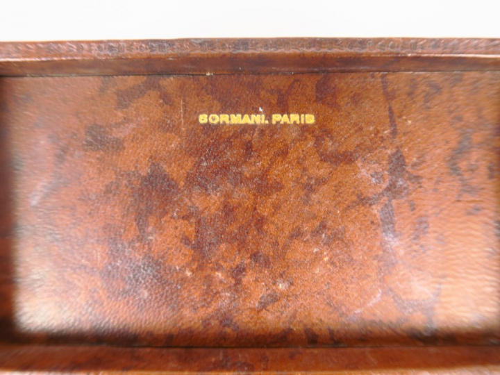 SORMANI. Coffret à timbres en cuir. Signé. Dim. 14 x 8 x 4 cm on y joi
