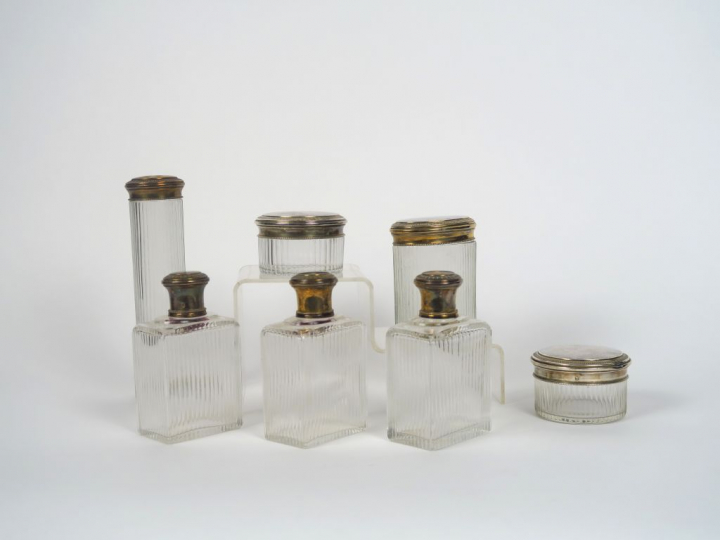 Garniture de toilette de style Louis XVI en cristal et argent comprena