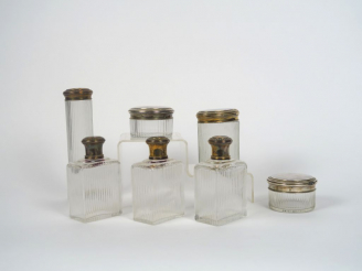 Vente aux enchères Garniture de toilette de style Louis XVI en cristal et argent comprena