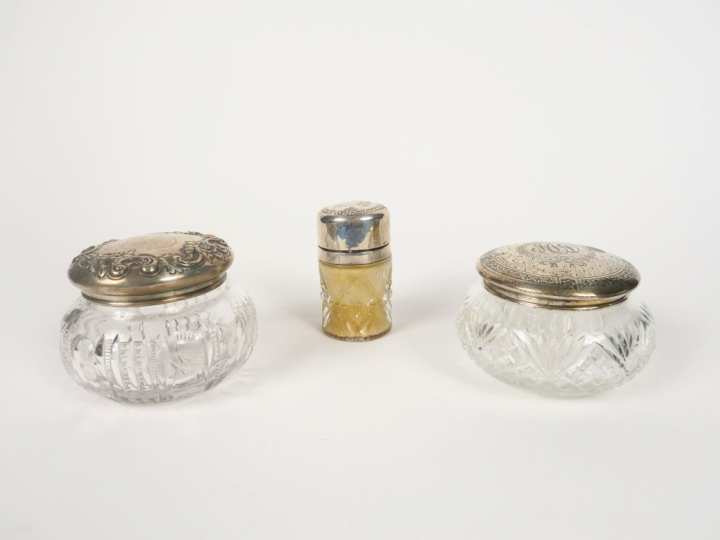 Flacon, 2 différentes boites couvertes en cristal et argent.