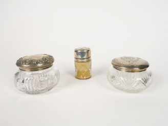 Vente aux enchères Flacon, 2 différentes boites couvertes en cristal et argent.