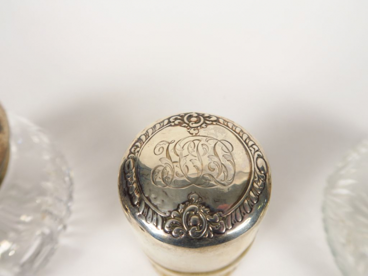 Flacon, 2 différentes boites couvertes en cristal et argent.