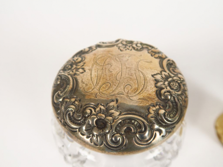 Flacon, 2 différentes boites couvertes en cristal et argent.