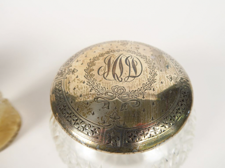 Flacon, 2 différentes boites couvertes en cristal et argent.