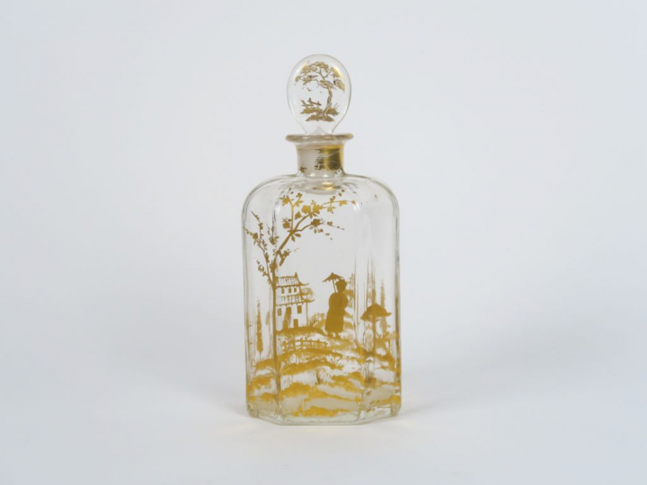Flacon Napoléon III en cristal à décor doré d'une scène extrême-orient