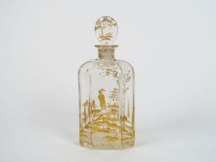 Flacon Napoléon III en cristal à décor doré d'une scène extrême-orient
