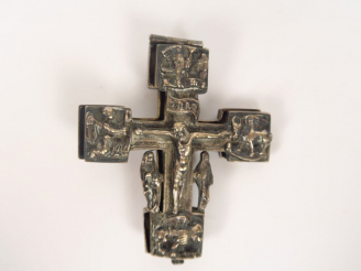 Vente aux enchères Reliquaire en argent en forme de croix. (accidents) Dim. 7 x 6 cm