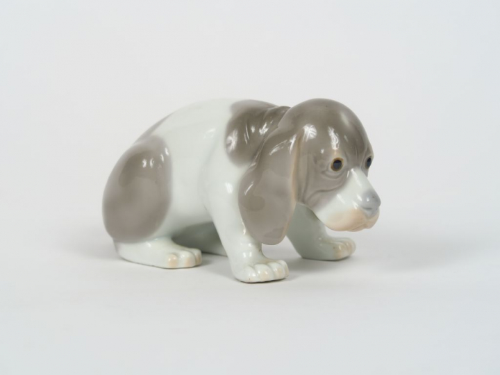 Sujet en porcelaine polychrome de Copenhague"Chiot". Dim. 13,5 x 6 cm