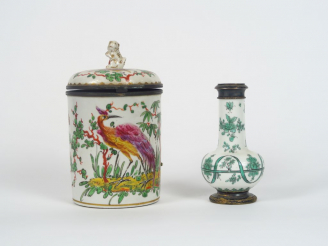 Vente aux enchères SAMSON à Paris. Petit vase soliflore en porcelaine à décor de fleurs e