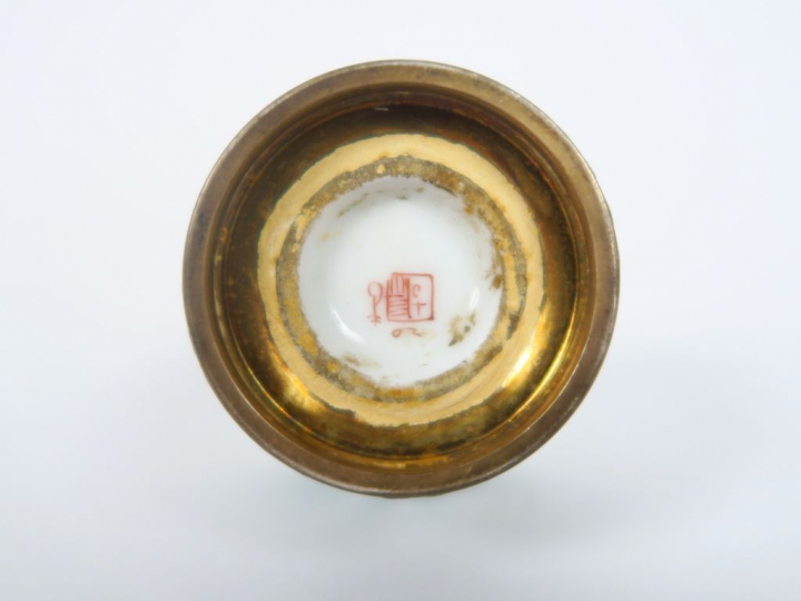 SAMSON à Paris. Petit vase soliflore en porcelaine à décor de fleurs e