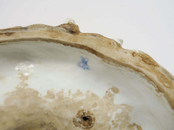 Coupe XIXème en porcelaine polychrome de Saxe "Scène galante". Dim. 29