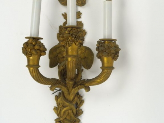 Vente aux enchères Paire d’appliques de style Louis XVI en bronze éclairant à 3 lumières,